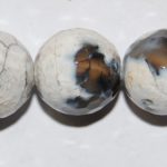 Ágata Fuego blanca (2) bola facetada 10 mm.