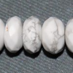 Howlite rondel facetado 6*10 mm.