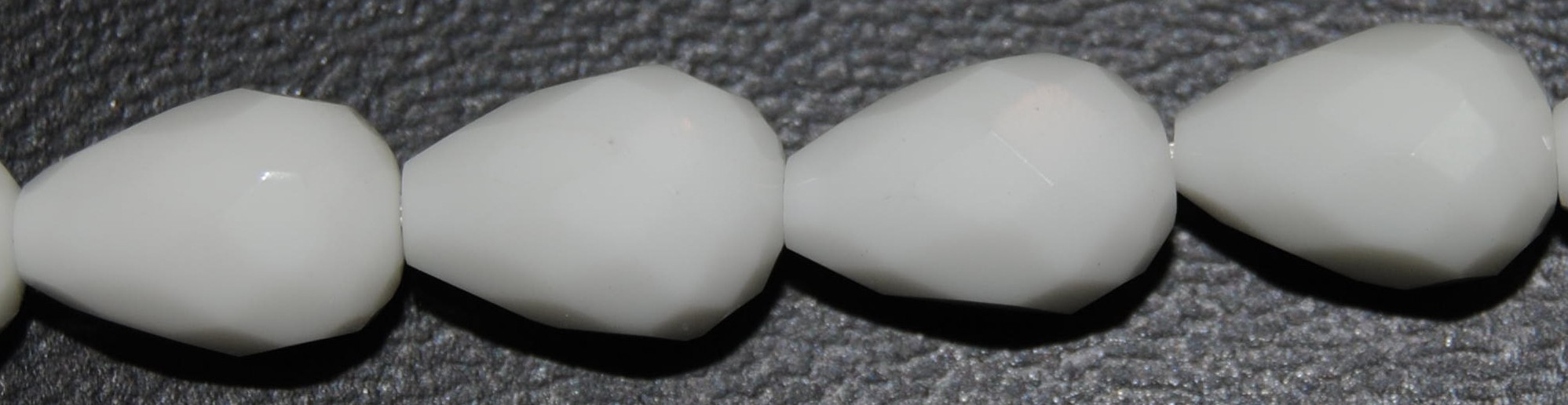 ps-255-255 Onix blanco lágrima facetada 8*12 mm. - Imagen 1