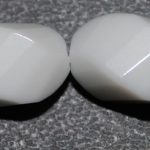 Onix blanco oval "S" facetado 10*15 mm.